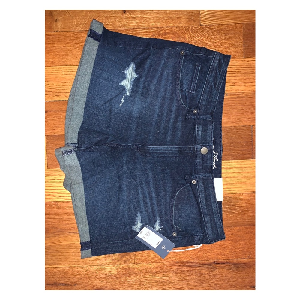 BRAND NEW WITH TAGS- UNIVERSAL THREAD SHORTS!